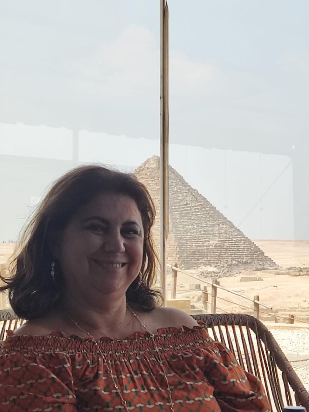 Roseli em viagem, com as pirâmides do Egito ao fundo